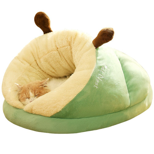 Gato durmiendo dentro de la Cama Zapatilla verde, con el interior de pelito color crema