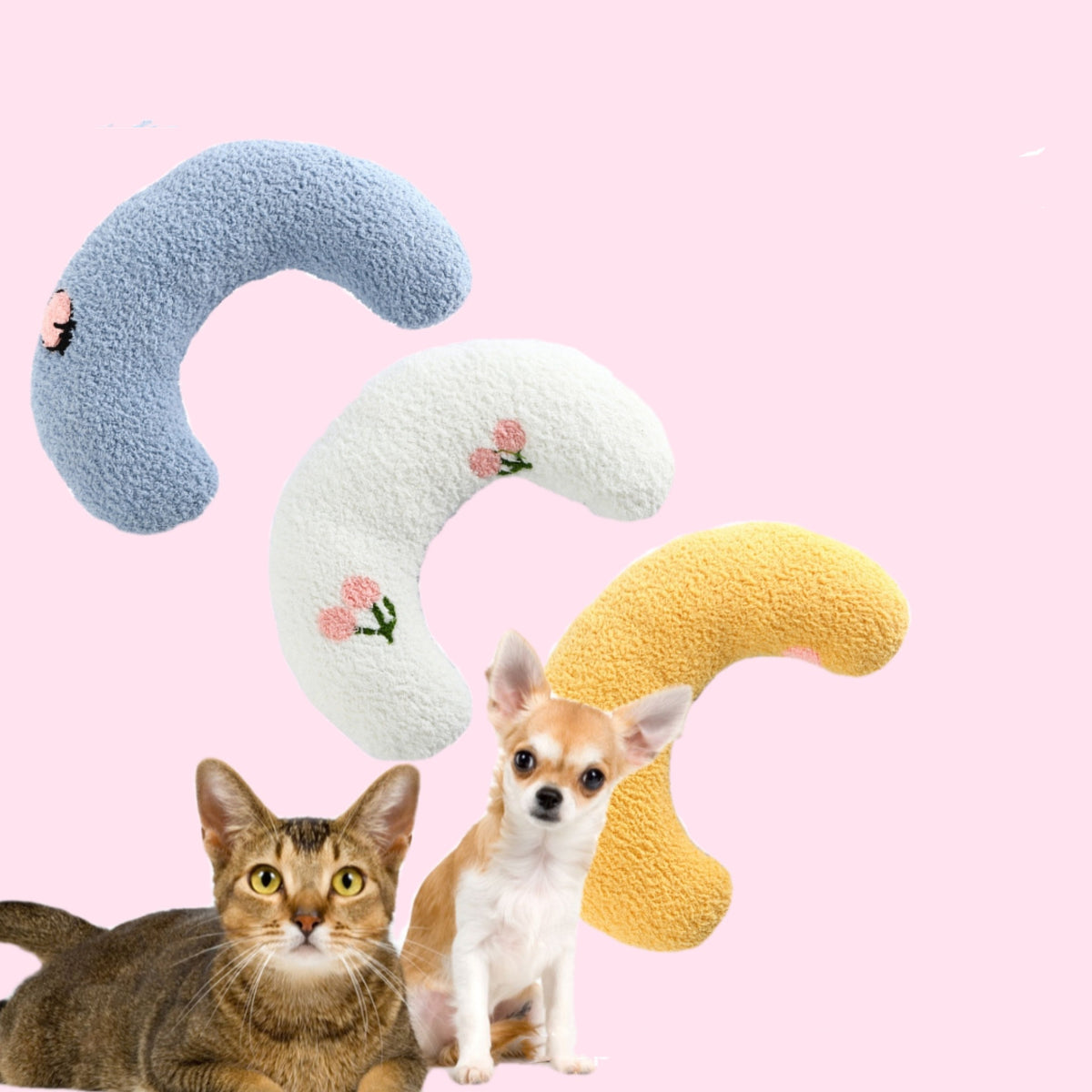 Almohada Luna en azul, blanco y amarillo con un chihuahua y un gato