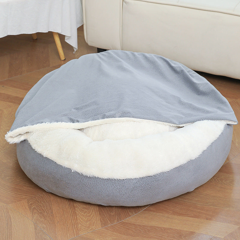Cama Nido con Manta en gris, con la manta levantada y el interior de pelo blanco a la vista