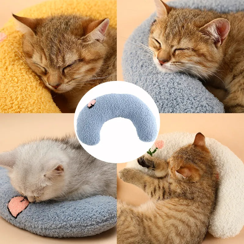 Gatos durmiendo sobre la Almohada Luna