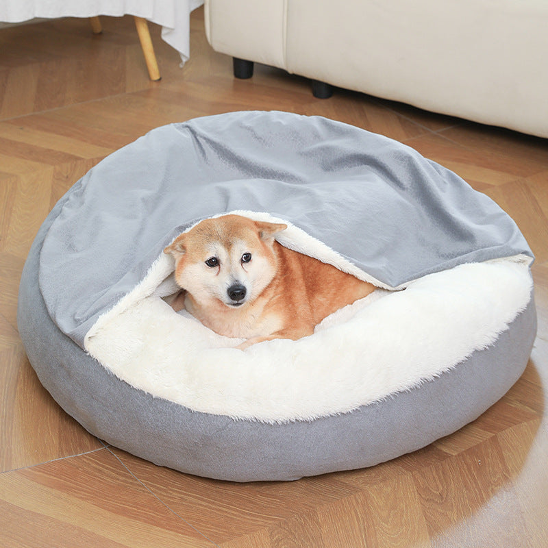 Perro tapado con la manta de la Cama Nido gris (foto del fabricante, no indica la talla)