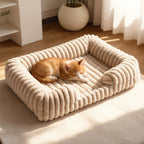 Gatito durmiendo en la Cama Sofá Nube beige (imagen creada con IA)