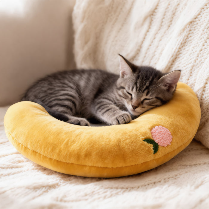 Gatito atigrado durmiendo en la Almohada Luna amarilla (imagen creada con IA)