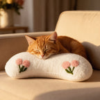 Gatito durmiendo sobre la Almohada Luna blanca (imagen creada con IA)
