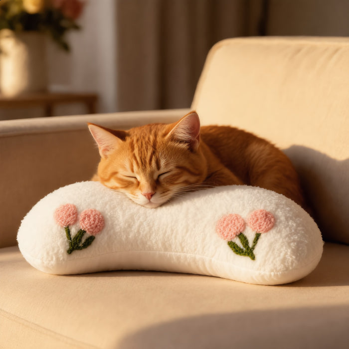 Gatito durmiendo sobre la Almohada Luna blanca (imagen creada con IA)