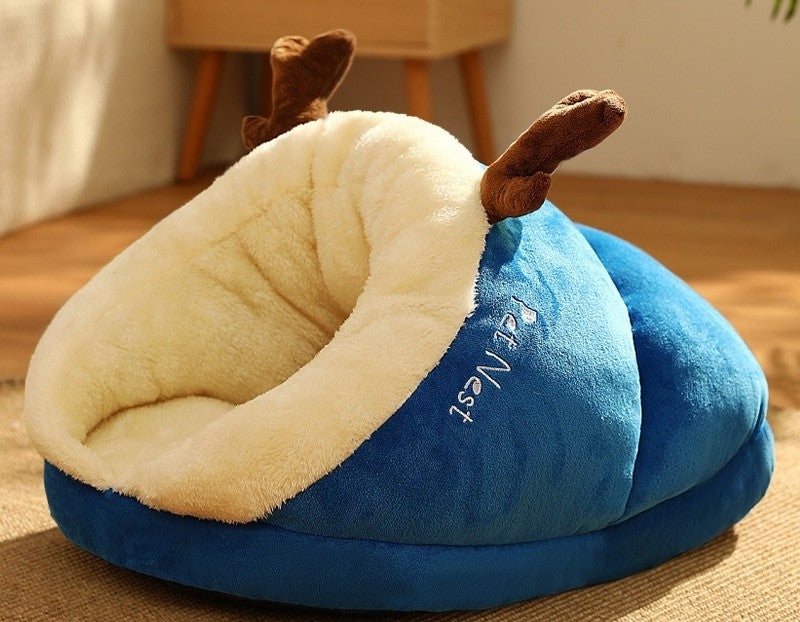 Cama Zapatilla azul con cuernitos de reno marrones, vista de lado