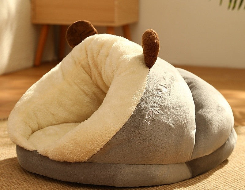 Cama Zapatilla gris con orejitas de oso marrones, vista de lado
