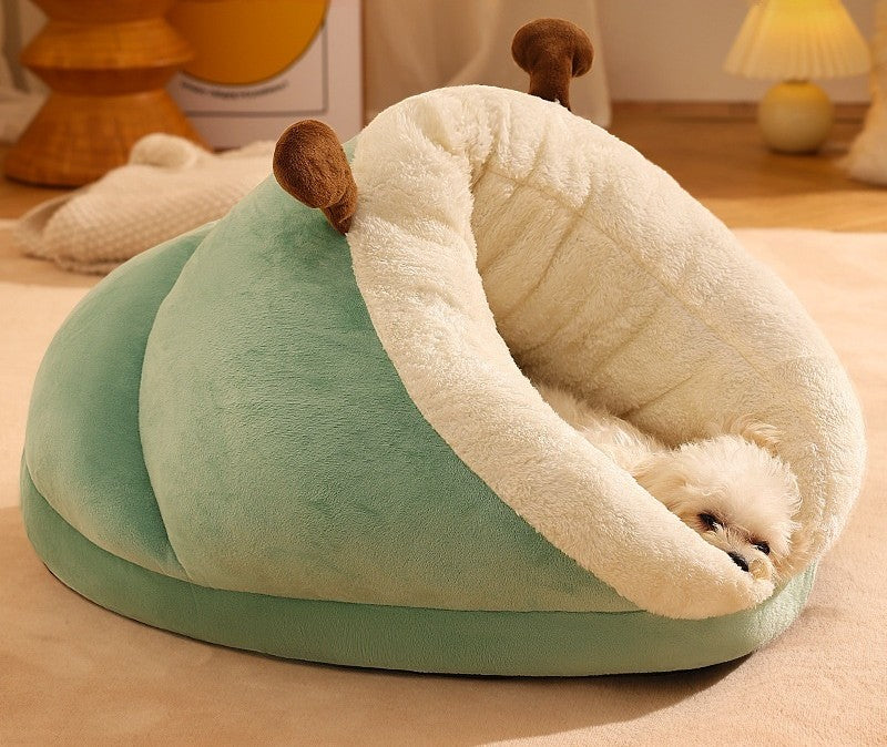 Perrito blanco durmiendo dentro de la Cama Zapatilla verde en un salón