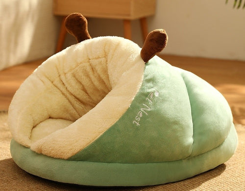 Cama Zapatilla verde con orejitas marrones, vista de lado